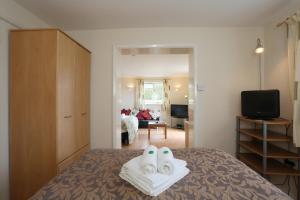 una camera da letto con un letto con due asciugamani sopra di Dorset Hotel, Isle of Wight a Ryde