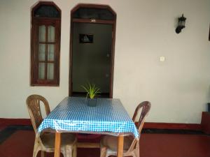 stół z rośliną siedzącą na nim w obiekcie Mila Rest Garden w mieście Mirissa