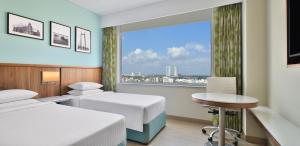コルカタにあるFairfield by Marriott Kolkataのベッド2台と窓のある病室です。 +22枚の写真