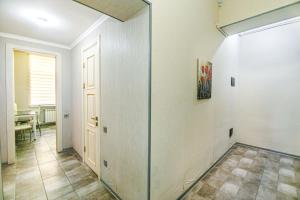 um corredor com um espelho e uma sala de jantar em Azneft Square Deluxe Apartment em Baku