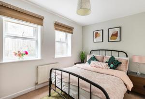 1 dormitorio con 1 cama y 2 ventanas en Town centre White House, en Bournemouth