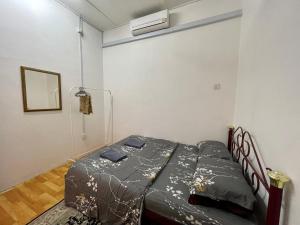 - une chambre avec un lit dans l'établissement RH Homestay Mentakab-Temerloh., à Mentekab