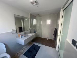 vilaa rudah في الرياض: حمام مع حوض أبيض ومرآة