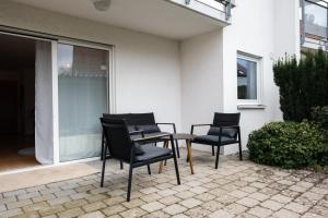 stół i krzesła na tarasie w obiekcie Klassen Apartments! Zentral und bequem, entdecken Sie Bad Schussenried w mieście Bad Schussenried