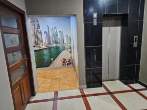 um corredor com vista para a cidade a partir de uma casa de banho em Deira City Residency em Kasaragod