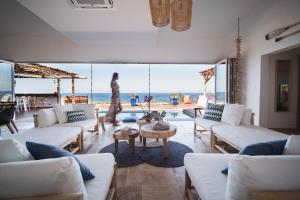 En sittgrupp på SHANTA BEACH VILLA, Luxury Beachfront Villa