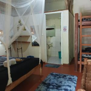 um quarto com uma cama e um banheiro com chuveiro em Two crazy monkeys em Bakjawan