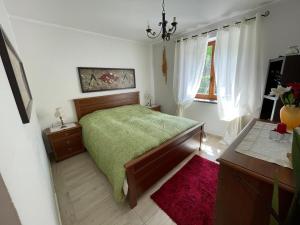 1 dormitorio con cama, escritorio y ventana en Full Apt x 6 to ski resort 4 km en Villaret