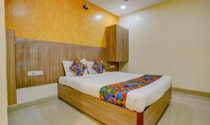 Tempat tidur dalam kamar di FabExpress Prakash Inn