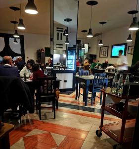 un restaurante con mesas y un bar en Albanuova Hotel, en Reggio Calabria