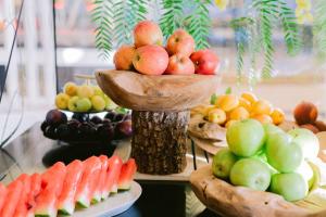 een weergave van groenten en fruit op een tafel bij Ilica Hotel Spa & Wellness Resort in Çeşme