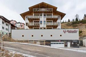 un gran edificio al lado de una carretera en Steinadler Schaidberg FL - Skiing Holiday in Obertauern en Obertauern