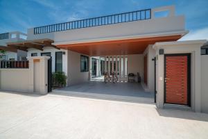 En balkon eller terrasse på Rawayana Central Park Villas