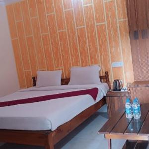 孔納喀的住宿－KINGS COCO RESORT，一间卧室设有一张床和木墙