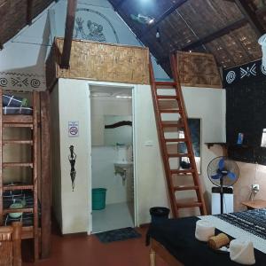 een kamer met een stapelbed en een ladder bij Two crazy monkeys in Bakjawan