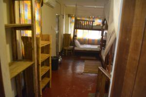 - un couloir avec une chambre dotée de lits superposés dans l'établissement Jinja Backpackers, à Jinja