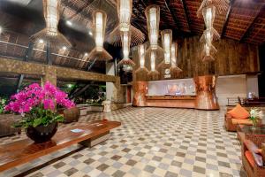 una hall con tavolo e fiori in una stanza di THE 1O1 Bali Oasis Sanur a Sanur