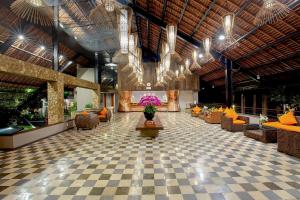 vestíbulo con sofás y suelo a cuadros en THE 1O1 Bali Oasis Sanur, en Sanur