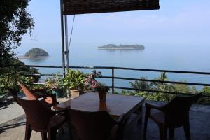 Gallery image of The view padang, Amazing view, 8 mins Mentawai fast ferry, cold beer,close to restaurants in Padang