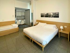 Un dormitorio con dos camas y una cocina en él. en Navigli Suites, en Milán