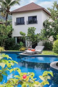 ein Haus mit einem Pool vor einem Haus in der Unterkunft House with pool near the beach - Kamala #05 in Kamala Beach