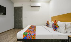 Un dormitorio con una cama con una manta de colores. en FabHotel VT Paschim Vihar en Nueva Delhi