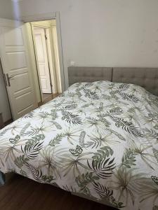 Bett mit Daunendecke in einem Schlafzimmer in der Unterkunft Comfortable apartment with a balcony 9 in Yalova