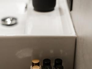 a row of bottles in the bottom of a sink at Hotel MiraMar smart room in Kovelʼ