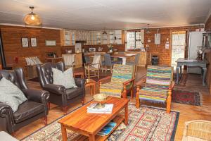 salon z krzesłami i stołem w obiekcie Fireside Cabin w mieście Underberg