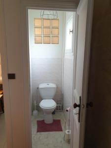 een badkamer met een wit toilet en een raam bij Une halte au beau Millet in Coutras