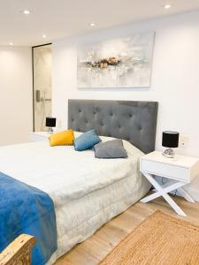 1 dormitorio con 1 cama grande y cabecero azul en Casa Eden en Ferragudo