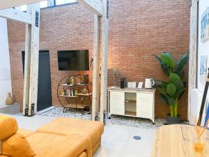 an industrial living room with a brick wall at Casa Eden in Ferragudo