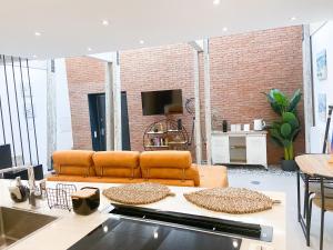 a living room with a couch and a table at Casa Eden in Ferragudo