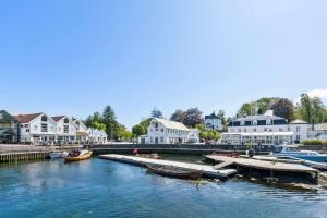 een groep boten aangemeerd in een rivier met huizen bij Cabin in Austevoll in Austevoll