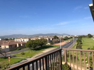 balcón con vistas a la carretera y a las casas en Comfort and Style, en Ciudad del Cabo