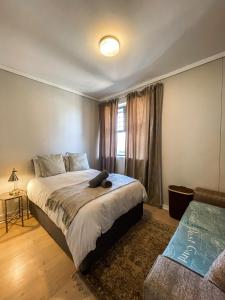 ダーバンにあるPoint water front executive apartmentの大きなベッドと窓のある寝室