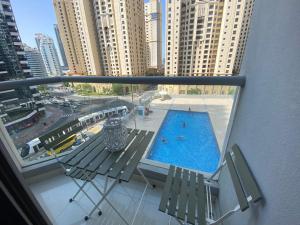 Výhled na bazén z ubytování Great Location & Modern Apartment, 5 Min Walk to JBR Beach nebo okolí