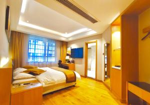 Un dormitorio con una cama grande y una ventana en Zhangjiajie ViVi Boutique Hotel, en Zhangjiajie
