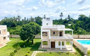een luchtzicht op een huis met een zwembad bij Almond Ridge - Villa Mfalme in Kinondo