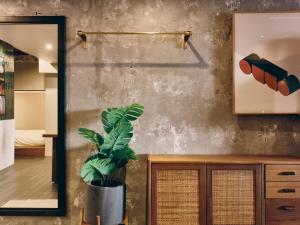東京的住宿－illi Com Shimokitazawa，一间设有镜子和盆栽的房间