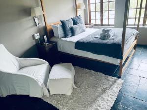 1 dormitorio con 2 camas y un animal de peluche en la cama en Boord Guest House, en Stellenbosch