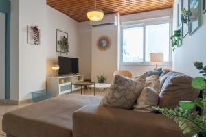 TV a/nebo společenská místnost v ubytování Laurel 2-Bedroom Apartment in Larnaca + 45 fotografií