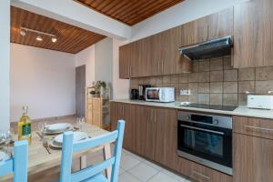 Kuchyň nebo kuchyňský kout v ubytování Laurel 2-Bedroom Apartment in Larnaca