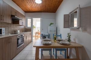 Kuchyň nebo kuchyňský kout v ubytování Laurel 2-Bedroom Apartment in Larnaca