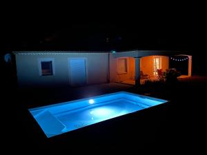 Poolen vid eller i närheten av Villa spacieuse avec piscine privé , Vallée du Lot