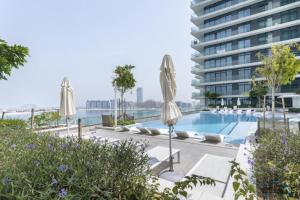 Bazén v ubytování Inviting 1BR at Beach Vista Tower 1 Emaar Beachfront Dubai Marina by Deluxe Holiday Homes nebo v jeho okolí