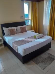 - une chambre avec un grand lit dans l'établissement Ocean one apartment, à Mombasa