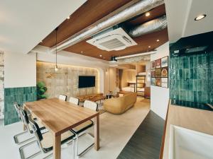 a dining room and living room with a table and chairs at illi Com Shimokitazawa in Tokyo