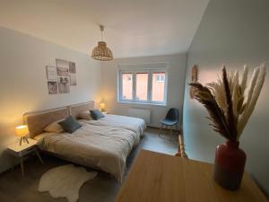 Ένα ή περισσότερα κρεβάτια σε δωμάτιο στο Chez Sim et Vava
