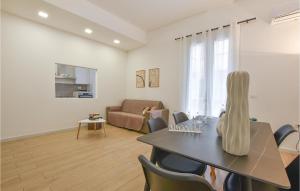 ein Wohnzimmer mit Tisch und Stühlen und einer Couch in der Unterkunft Gorgeous Apartment In Balestrate in Balestrate + 12 Fotos